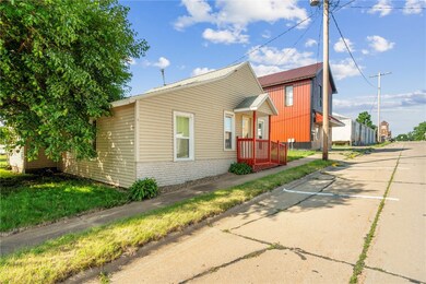 316 E Washington St, Center Point, IA 52213 - photo 2