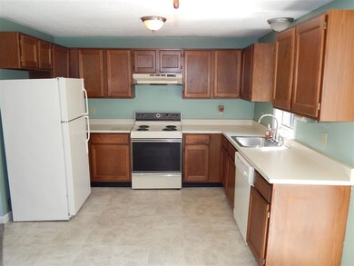 184 Valley Way W unit 184, Manchester, NH 03102 - photo 2