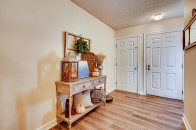 2062 Tamarin Foyer