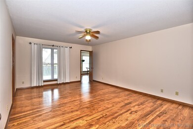 King-sized Master, Hardwoods. Convenient Door to 2