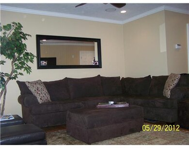Living Room. Spacious Living Room wire with Surrou