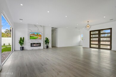 Living Room/Entry