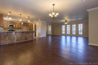 1604 N Cherokee Ave, Chouteau, OK 74337 - photo 5