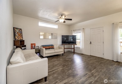 Spacious living room wiht modern finishes