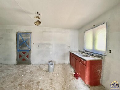 3105 SE Irvingham St, Topeka, KS 66605 - photo 2