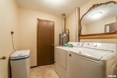 400 Southgate St, Lincoln, IL 62656 - photo 7