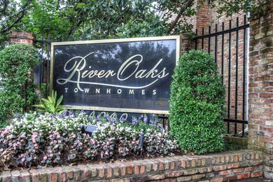 Very quiet community located in the heart of Houst