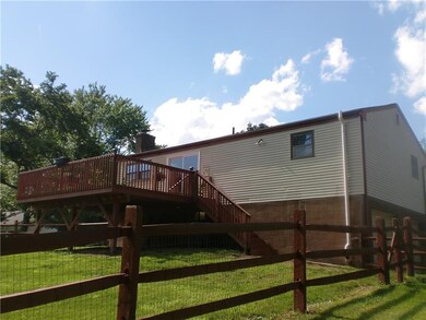 Huge 20x16 rear deck! Large, level back yard! Spli