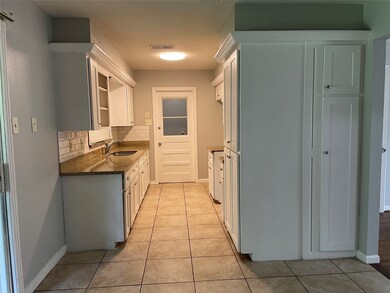 10303 Bretton Dr, Houston, TX 77016 - photo 5
