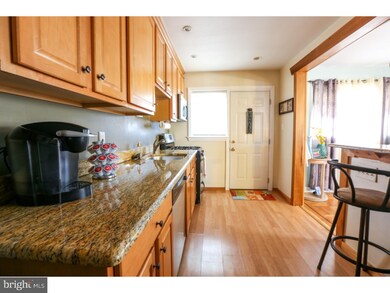 420 Broomall St, Folsom, PA 19033 - photo 3