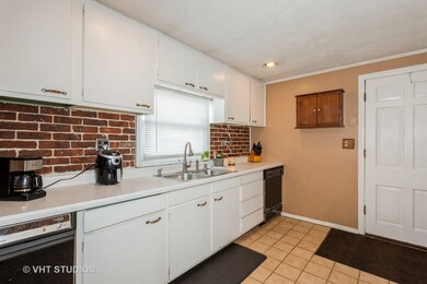 108 Siesta Ct, Carpentersville, IL 60110 - photo 3