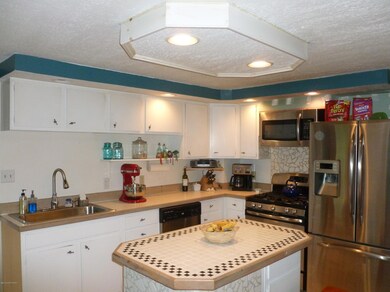 Kitchen w/Island