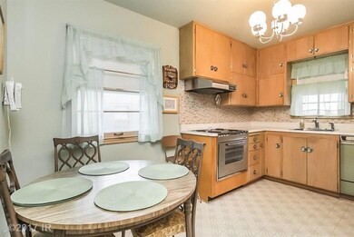 1016 68th St, Windsor Heights, IA 50324 - photo 4