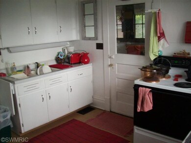 124 W Maple St, Wayland, MI 49348 - photo 2