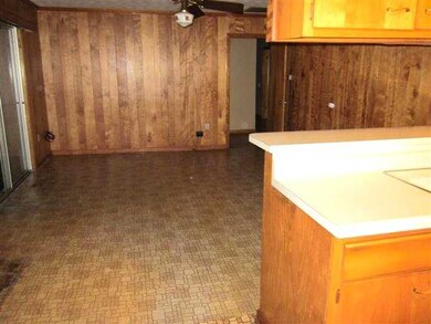 kitchen is open to the den/family room - has sli