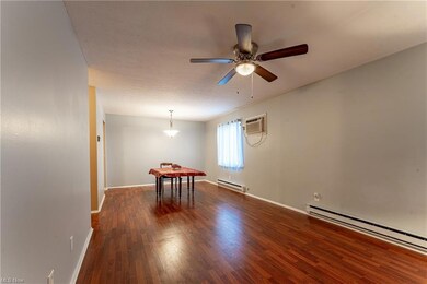 Dining area with Laminent wood-look floors