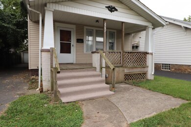 Covered front porch w/patio