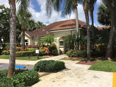 570 S Park Rd unit 33-6, Hollywood, FL 33021 - photo 2