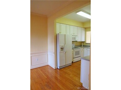 Eat-In Area/Kitchen from Foyer