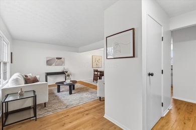 1929 Holly Ridge Rd, Columbus, OH 43219 - photo 3