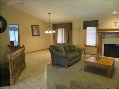 Large formal dining area w/ plenty of room for tab