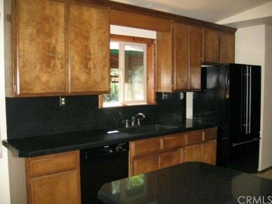 Granite counters & high-end appliances
