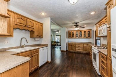 1233 9th St NW, Cedar Rapids, IA 52405 - photo 7