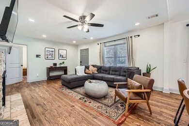 1746 Hadlock St SW - MLS Sized - 007 - 07 Living R