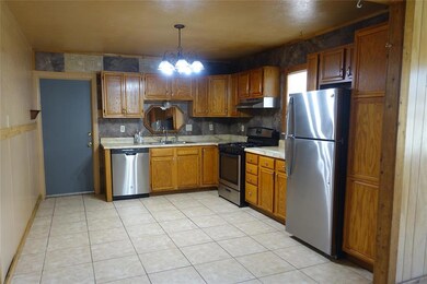 1714 Redwood Dr, Cleburne, TX 76033 - photo 6