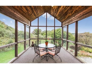 Screened in Sun-porch