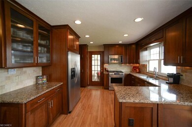 Large kitchen, beautiful updated wood cabintes, gr