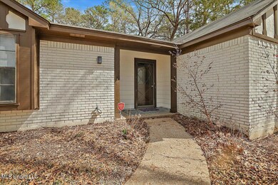 03-100 E Lake Dr