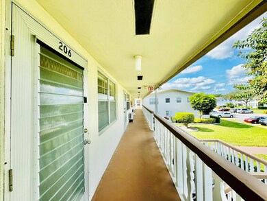 206 Windsor I unit 206, West Palm Beach, FL 33417 - photo 4