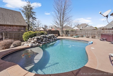 BEAUTIFUL SALTWATER GUNITE POOL W/PEBBLETEC, WATER