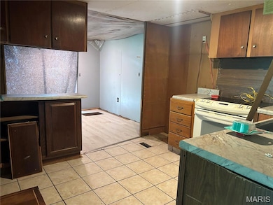 1022 Hayward St, Hannibal, MO 63401 - photo 2