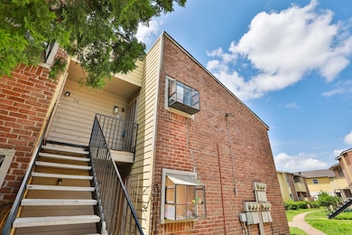 End unit, a great location w/ beautiful grounds