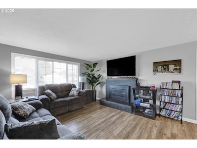 1756 10th St, Springfield, OR 97477 - photo 4