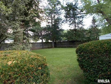 1228 Meadow Lane Dr, Bettendorf, IA 52722 - photo 3