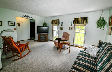 Living Room: 12'x17'