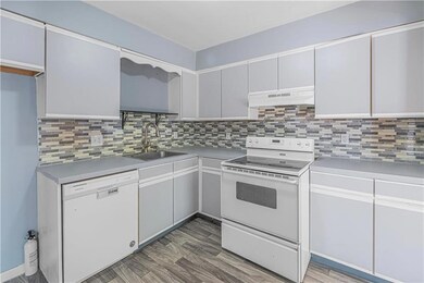 886 Maryland Ct, Whitehall, PA 18052 - photo 3