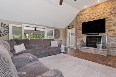 28W791 Douglas Rd, Naperville, IL 60564 - photo 6