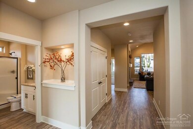 60476 Hedgewood Ln, Bend, OR 97702 - photo 3