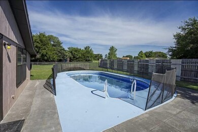 706 Robin Dr, Cushing, OK 74023 - photo 4