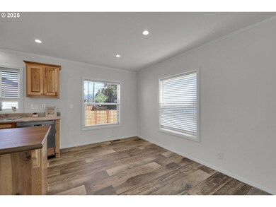 498 Moffit Ln, Springfield, OR 97477 - photo 6