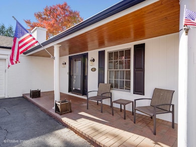 2S386 Seneca Dr, Wheaton, IL 60189 - photo 4