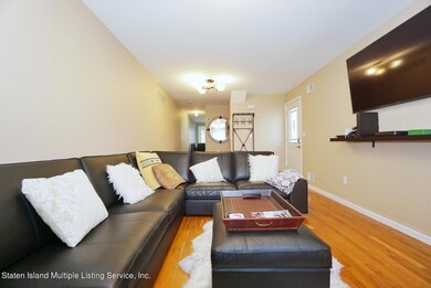 (4) LIVING ROOM