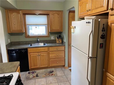 Kitchen offers custom blinds, ceiling fan and all 