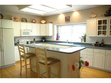 10371 Woods Edge Dr, Fishers, IN 46037 - photo 3