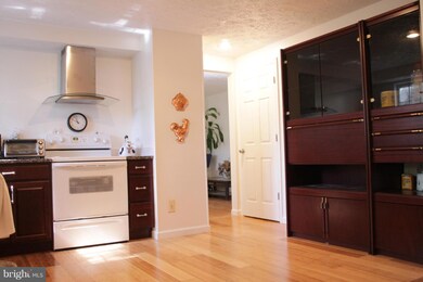 9106 Hunting Pines Place, Fairfax, VA 22032 - photo 5