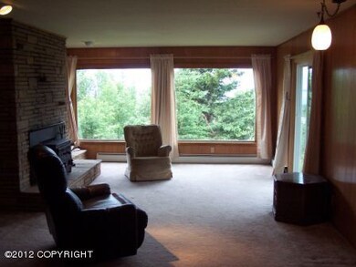 LIVING ROOM FEATURES THE VIEW